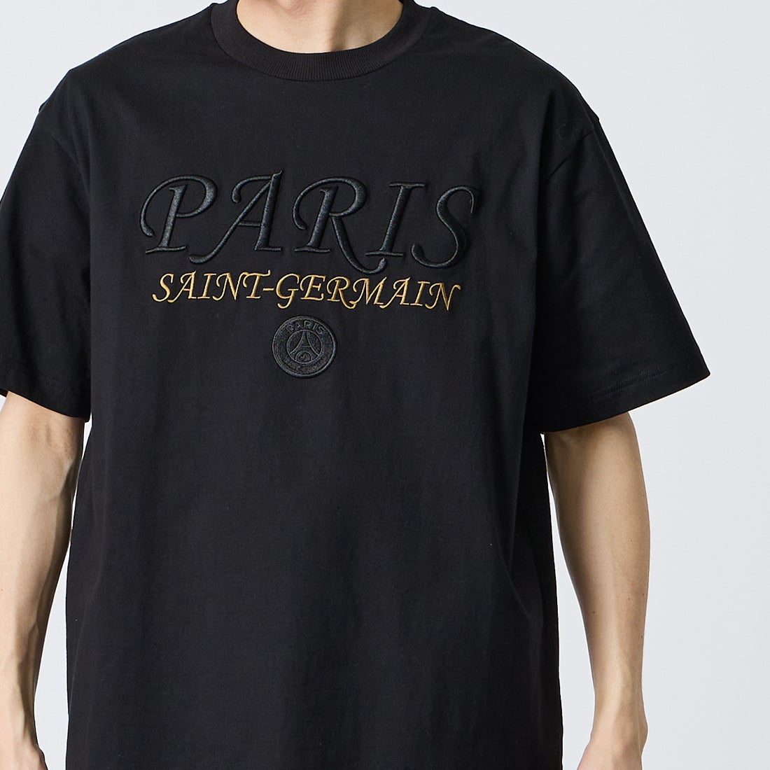 PARIS SAINT-GERMAN [パリ・サンジェルマン] 別注 フロント刺繍ロゴ ショートスリーブTシャツ [PS0126SS0010-JF] BLACK &&モデル身長：167cm 着用サイズ：L&&