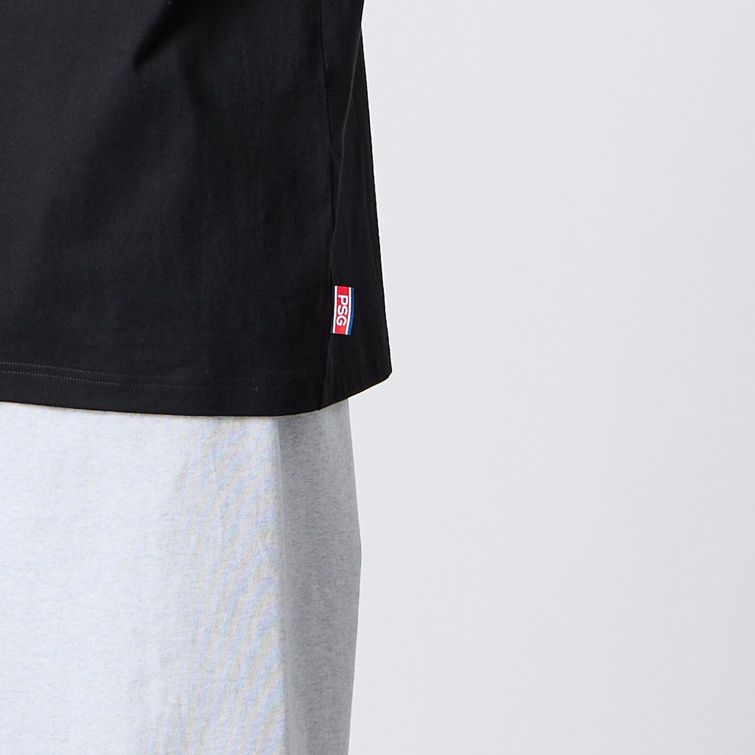 PARIS SAINT-GERMAN [パリ・サンジェルマン] 別注 フロント刺繍ロゴ ショートスリーブTシャツ [PS0126SS0010-JF] BLACK &&モデル身長：167cm 着用サイズ：L&&