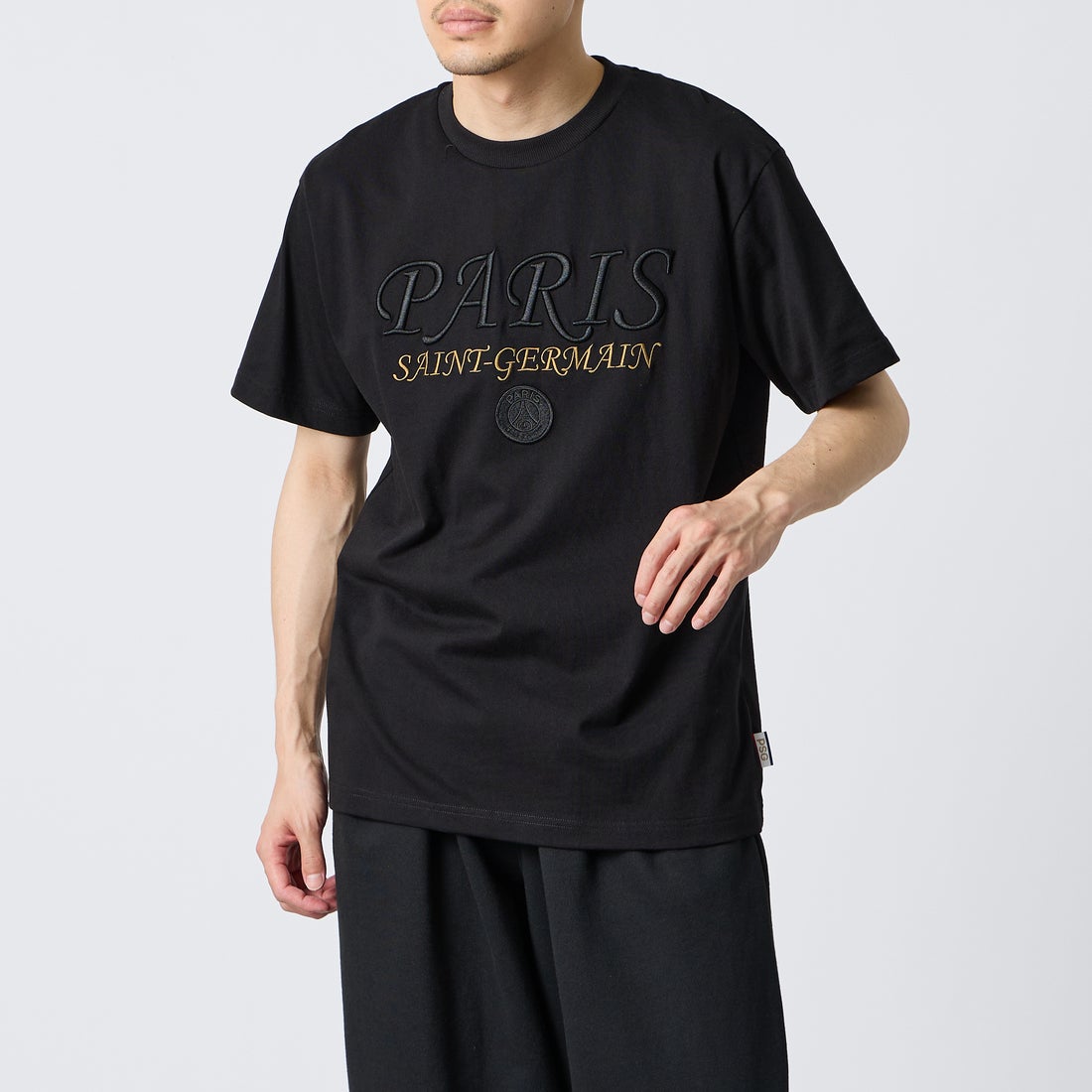 PARIS SAINT-GERMAN [パリ・サンジェルマン] 別注 フロント刺繍ロゴ ショートスリーブTシャツ [PS0126SS0010-JF] BLACK &&モデル身長：168cm 着用サイズ：M&&