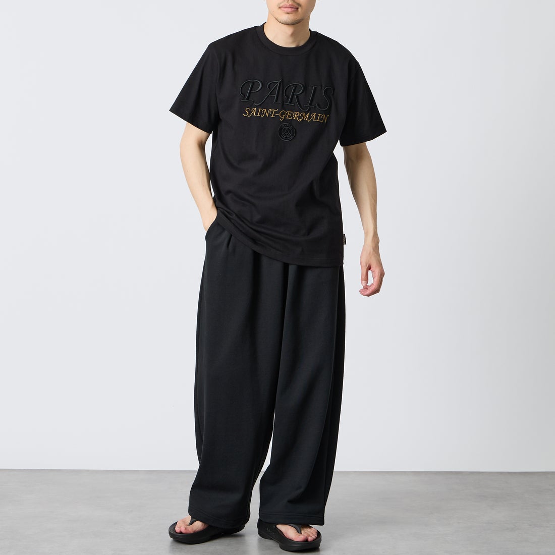 PARIS SAINT-GERMAN [パリ・サンジェルマン] 別注 フロント刺繍ロゴ ショートスリーブTシャツ [PS0126SS0010-JF] BLACK &&モデル身長：168cm 着用サイズ：M&&