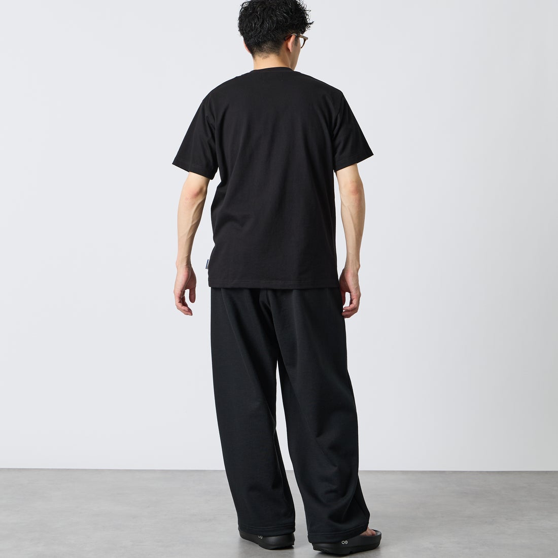 PARIS SAINT-GERMAN [パリ・サンジェルマン] 別注 フロント刺繍ロゴ ショートスリーブTシャツ [PS0126SS0010-JF] BLACK &&モデル身長：168cm 着用サイズ：M&&