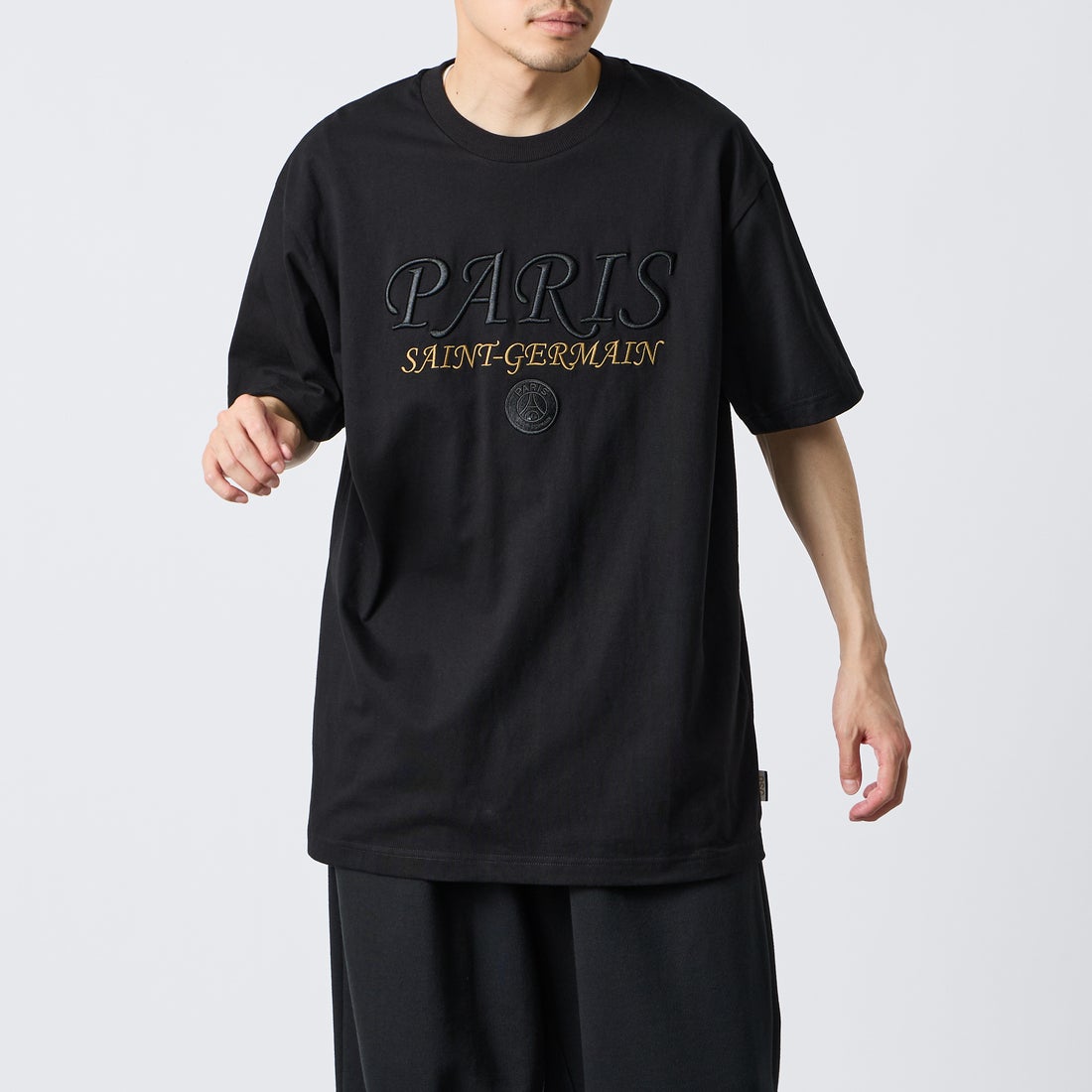 PARIS SAINT-GERMAN [パリ・サンジェルマン] 別注 フロント刺繍ロゴ ショートスリーブTシャツ [PS0126SS0010-JF] BLACK &&モデル身長：168cm 着用サイズ：XL&&