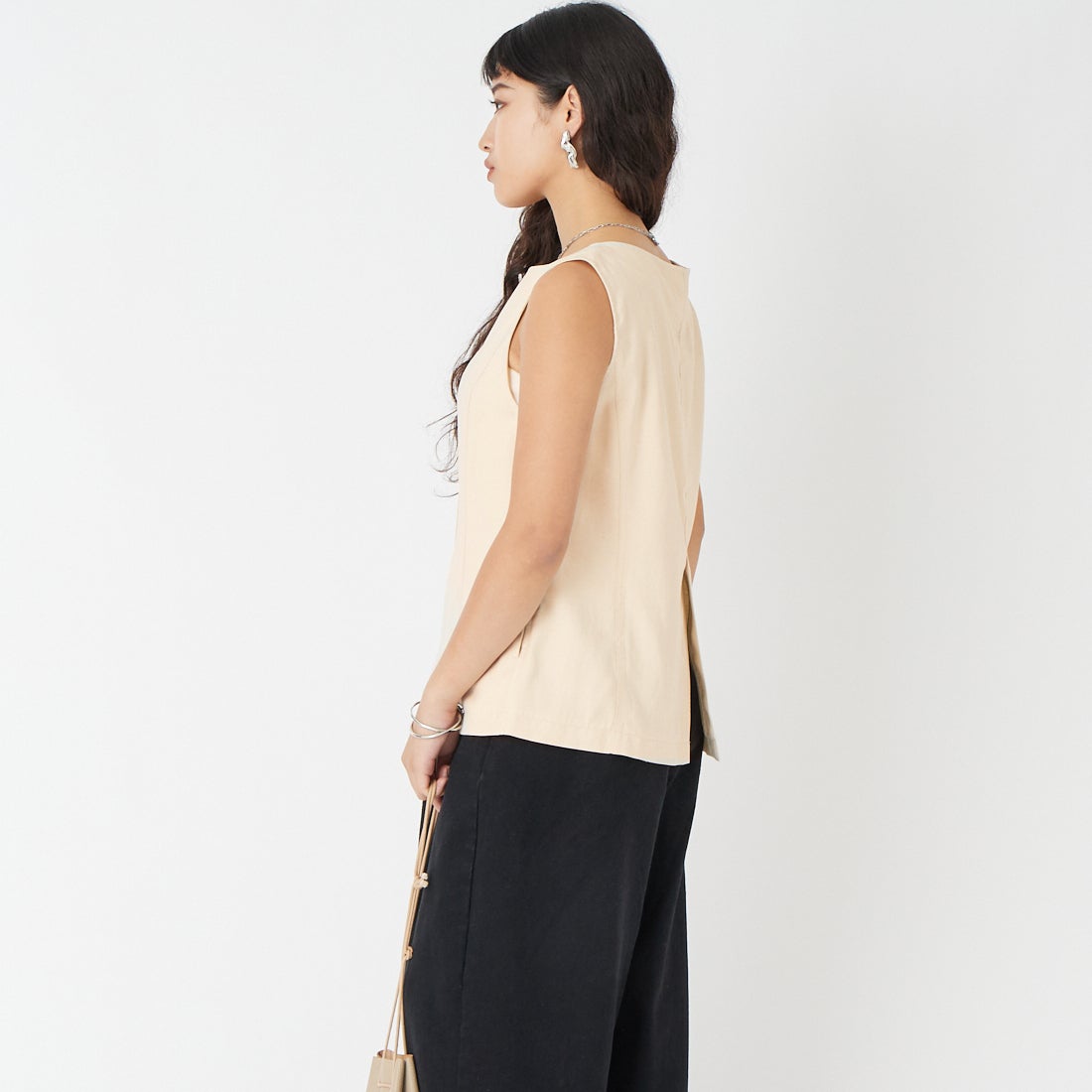 CHIGNON [シニヨン] 麻ミックスジレトップス [4262-302KK] ECRU &&モデル身長：162cm 着用サイズ：F&&