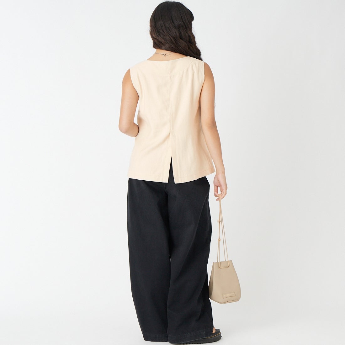 CHIGNON [シニヨン] 麻ミックスジレトップス [4262-302KK] ECRU &&モデル身長：162cm 着用サイズ：F&&