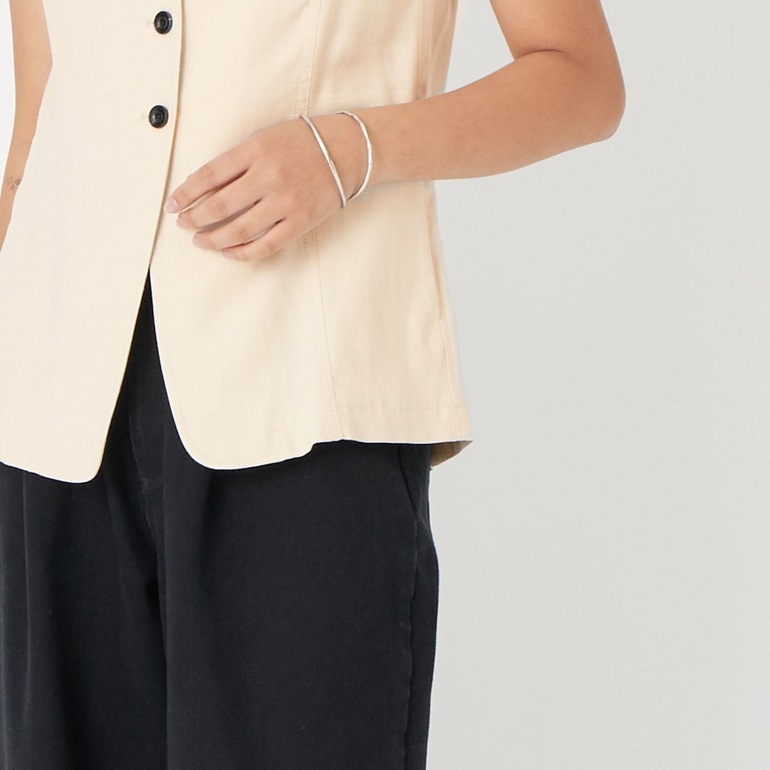 CHIGNON [シニヨン] 麻ミックスジレトップス [4262-302KK] ECRU &&モデル身長：162cm 着用サイズ：F&&