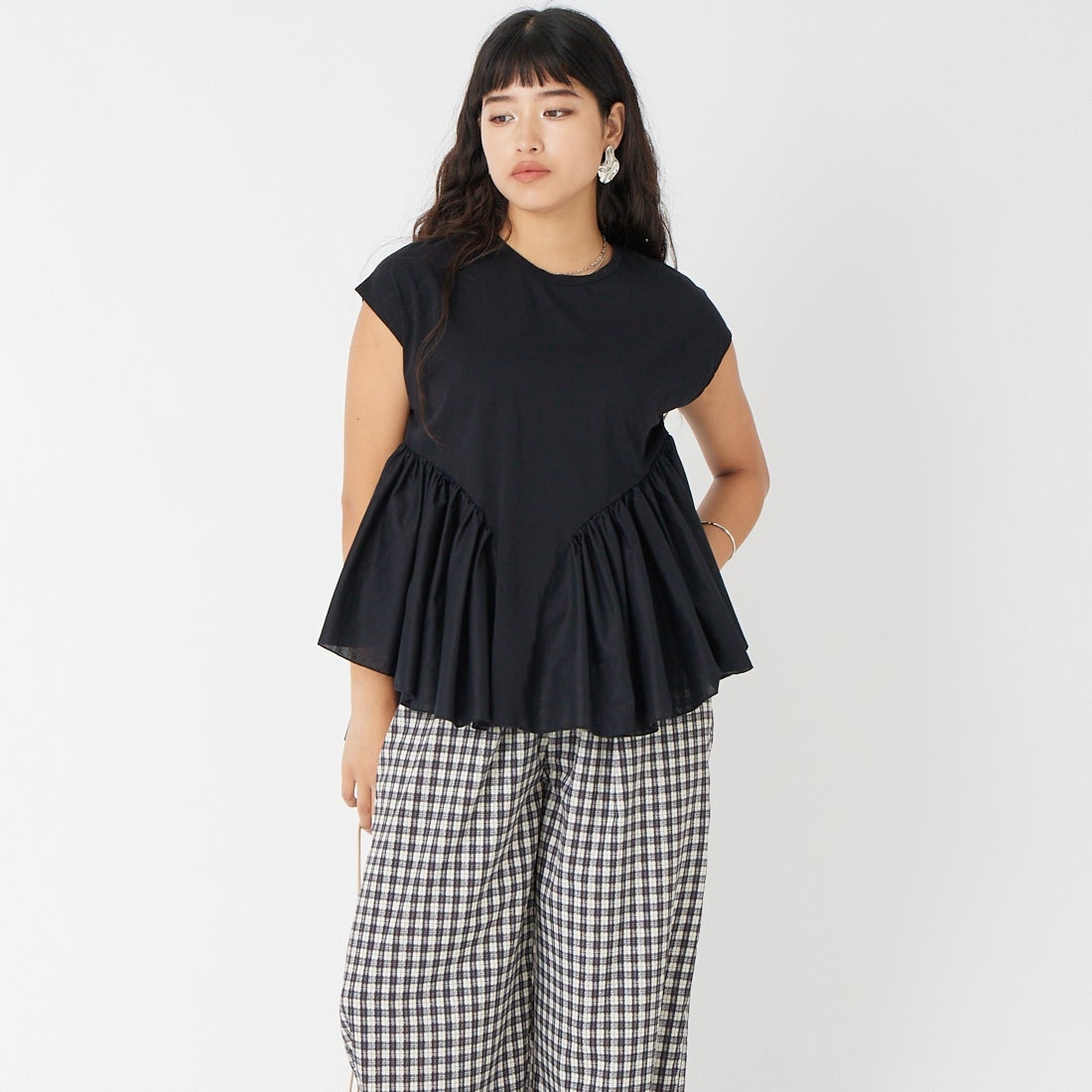 MICA&DEAL [マイカアンドディール] ドッキングフレアTシャツ [0126209138] BLACK &&モデル身長：162cm 着用サイズ：F&&