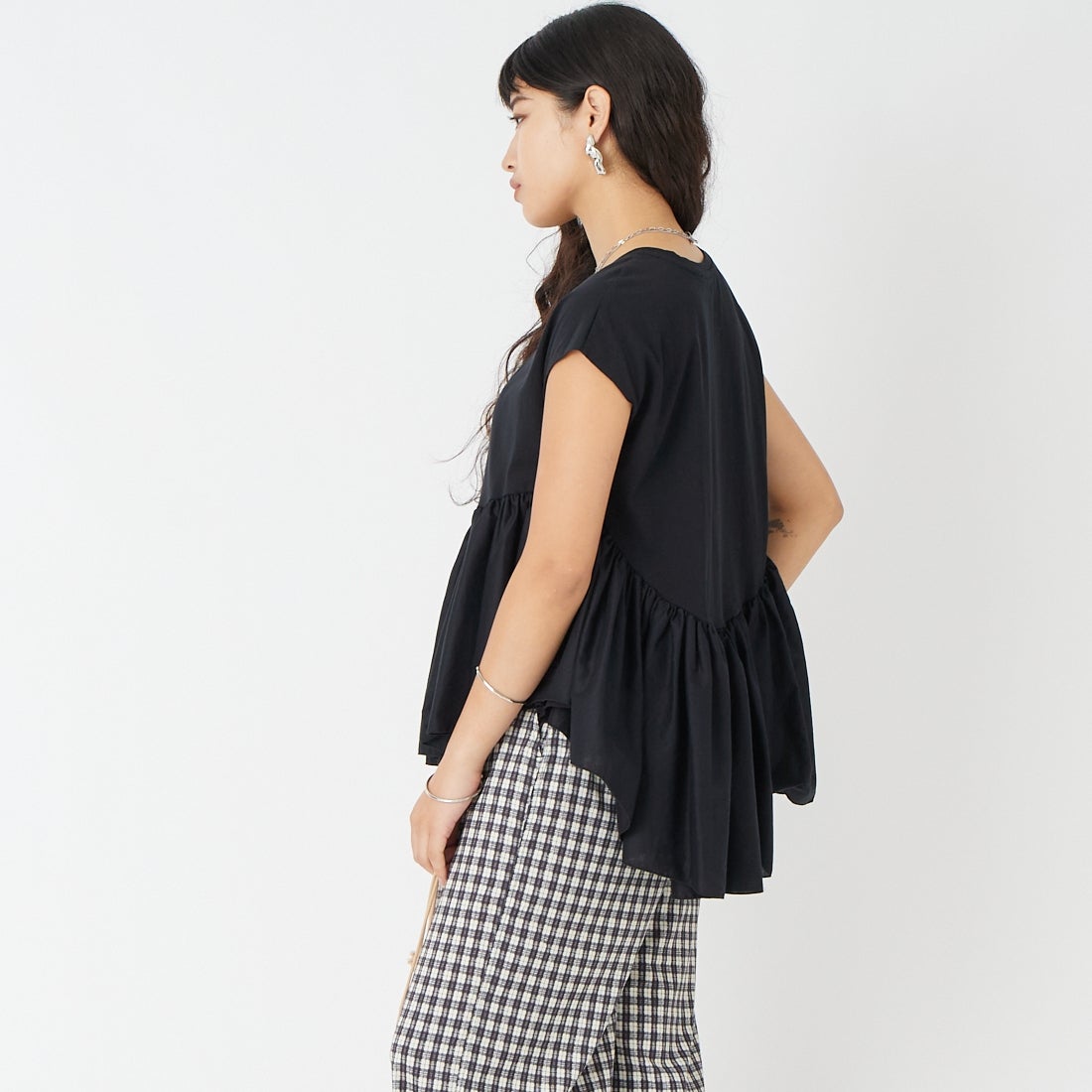 MICA&DEAL [マイカアンドディール] ドッキングフレアTシャツ [0126209138] BLACK &&モデル身長：162cm 着用サイズ：F&&