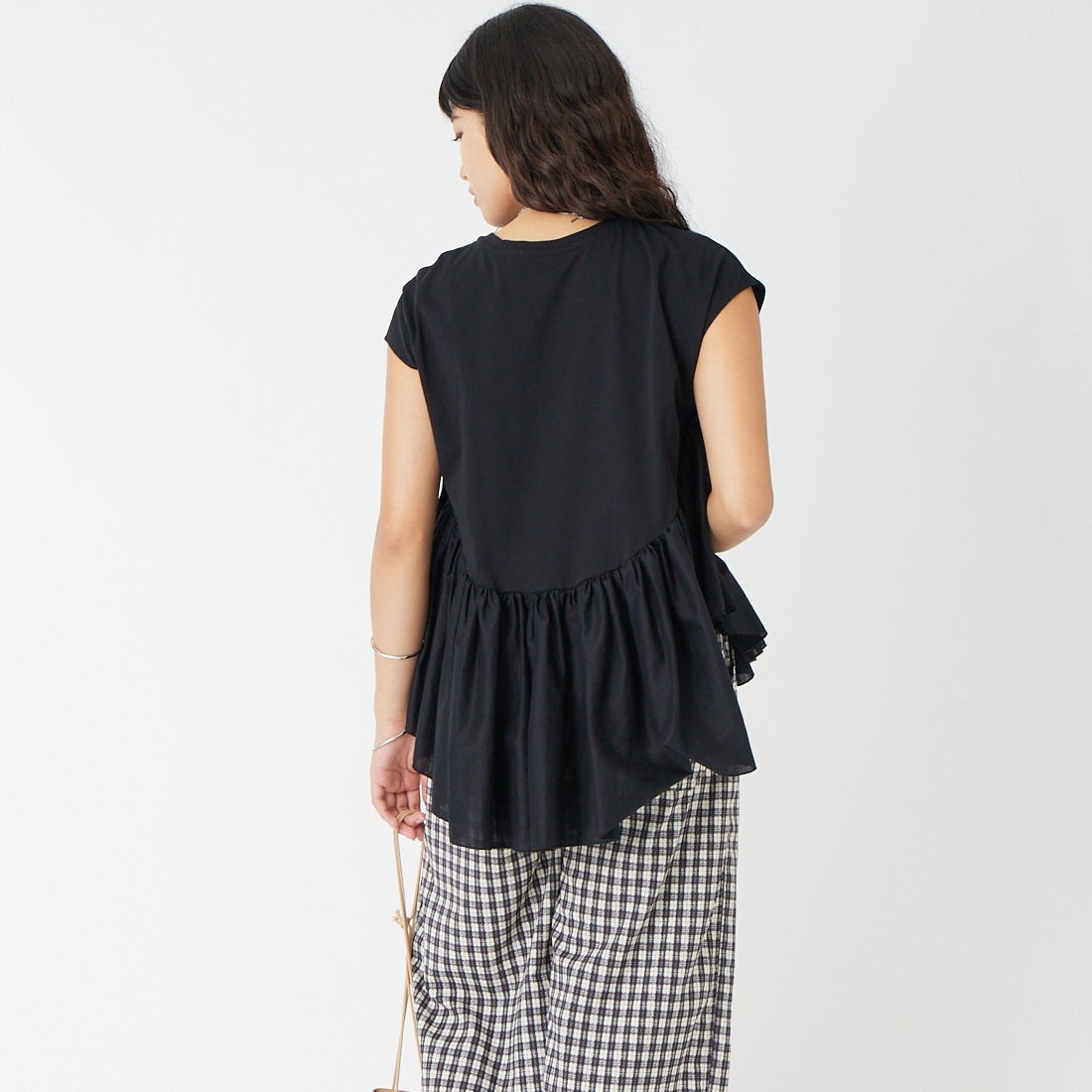 MICA&DEAL [マイカアンドディール] ドッキングフレアTシャツ [0126209138] BLACK &&モデル身長：162cm 着用サイズ：F&&