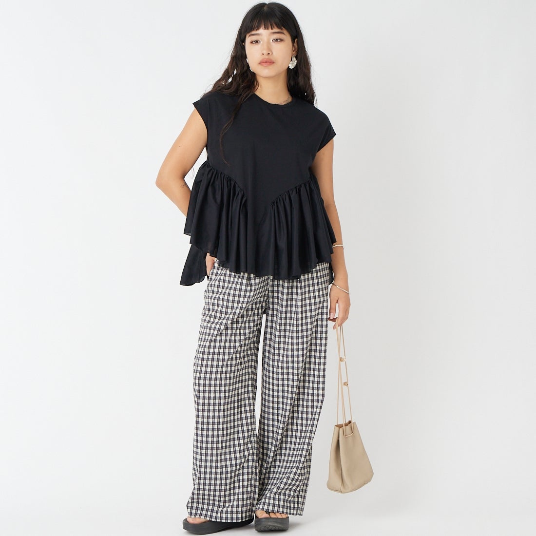 MICA&DEAL [マイカアンドディール] ドッキングフレアTシャツ [0126209138] BLACK &&モデル身長：162cm 着用サイズ：F&&