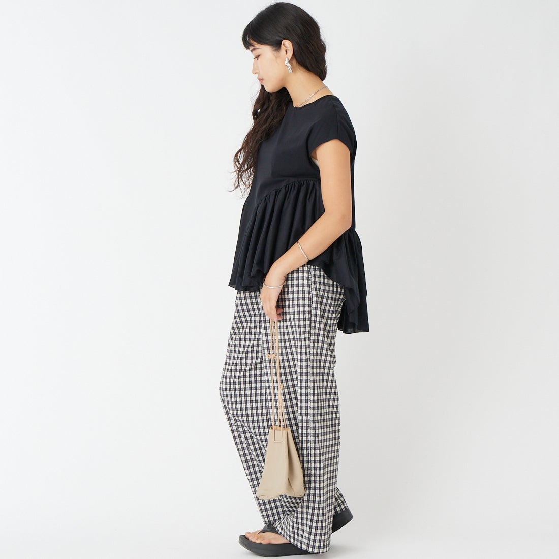 MICA&DEAL [マイカアンドディール] ドッキングフレアTシャツ [0126209138] BLACK &&モデル身長：162cm 着用サイズ：F&&