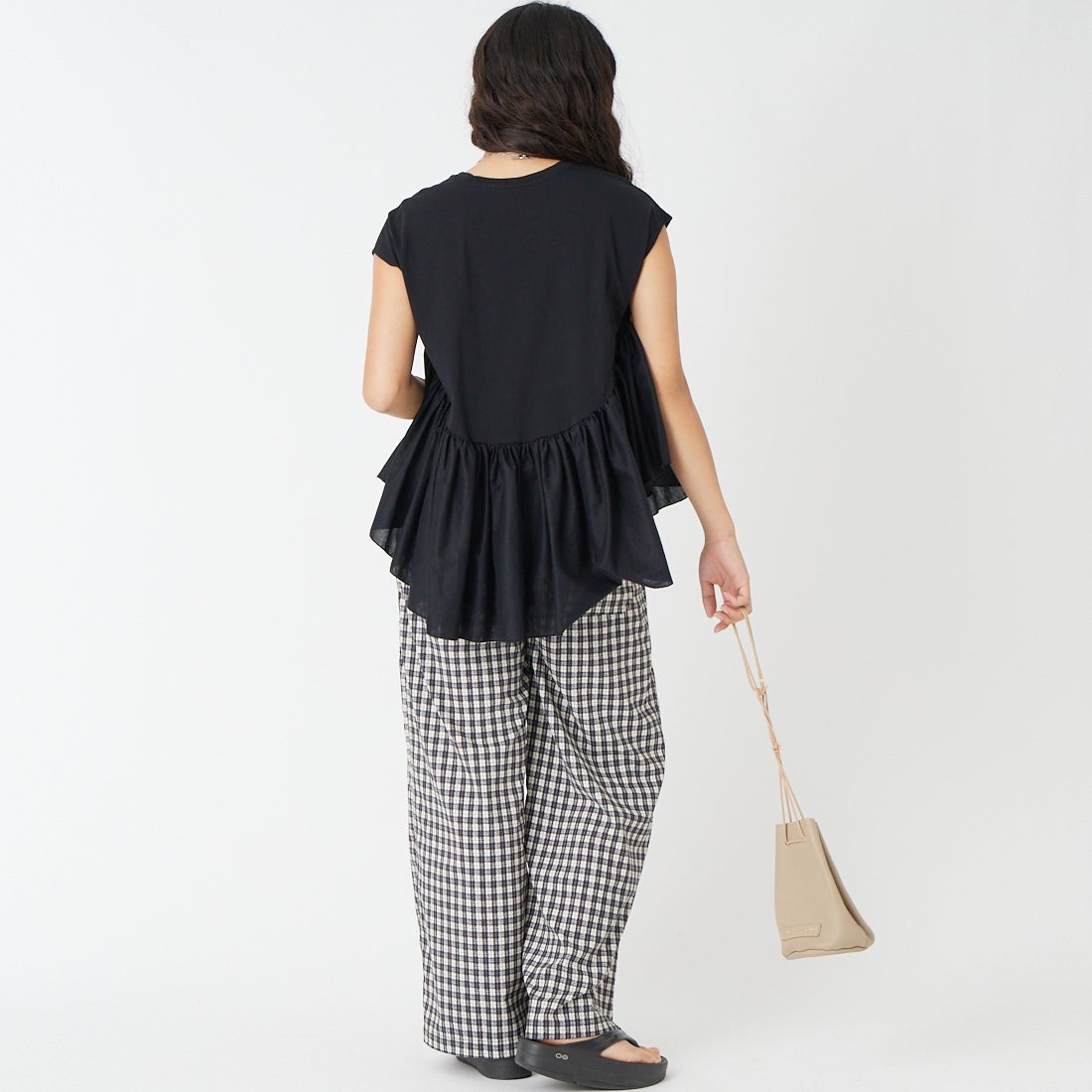 MICA&DEAL [マイカアンドディール] ドッキングフレアTシャツ [0126209138] BLACK &&モデル身長：162cm 着用サイズ：F&&