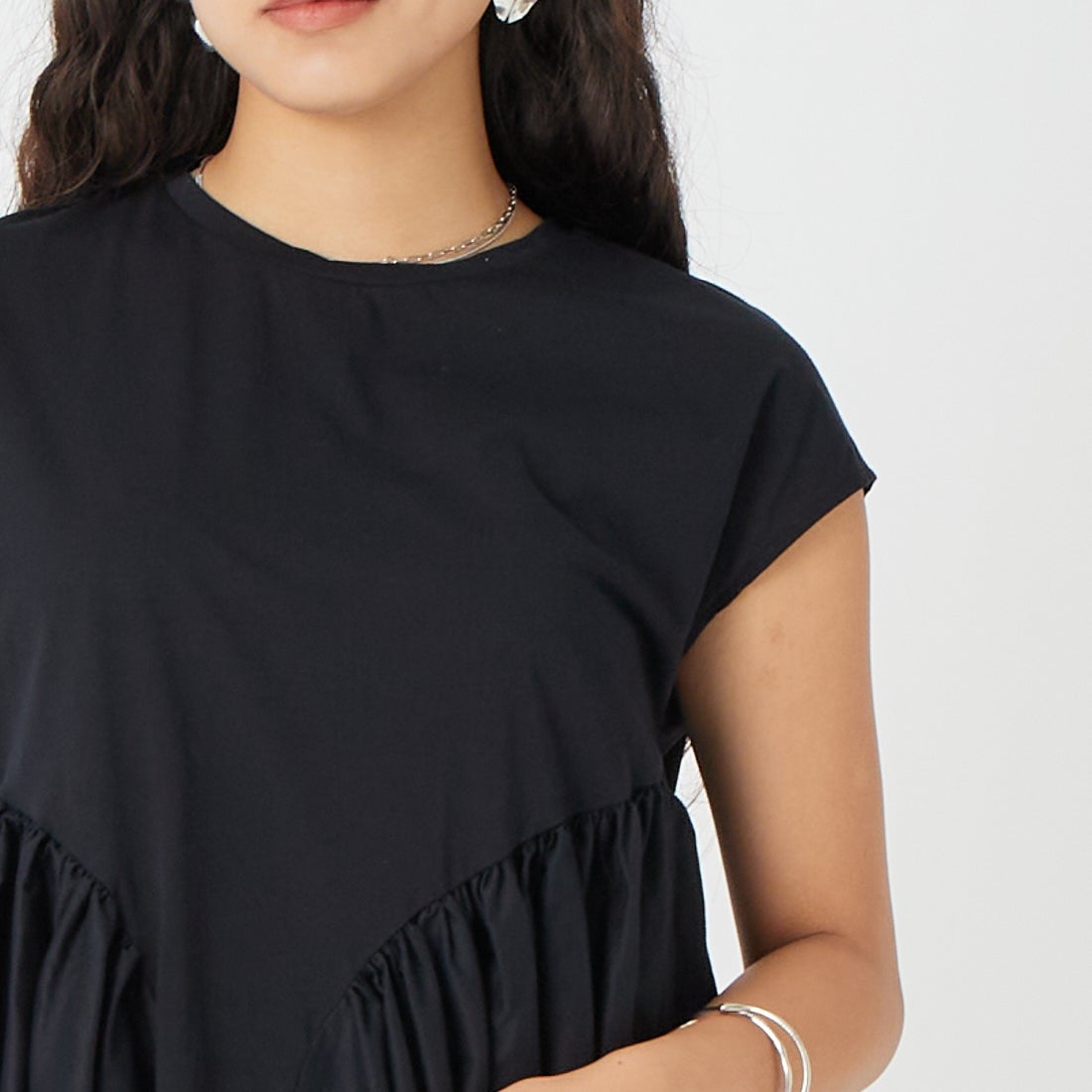 MICA&DEAL [マイカアンドディール] ドッキングフレアTシャツ [0126209138] BLACK &&モデル身長：162cm 着用サイズ：F&&