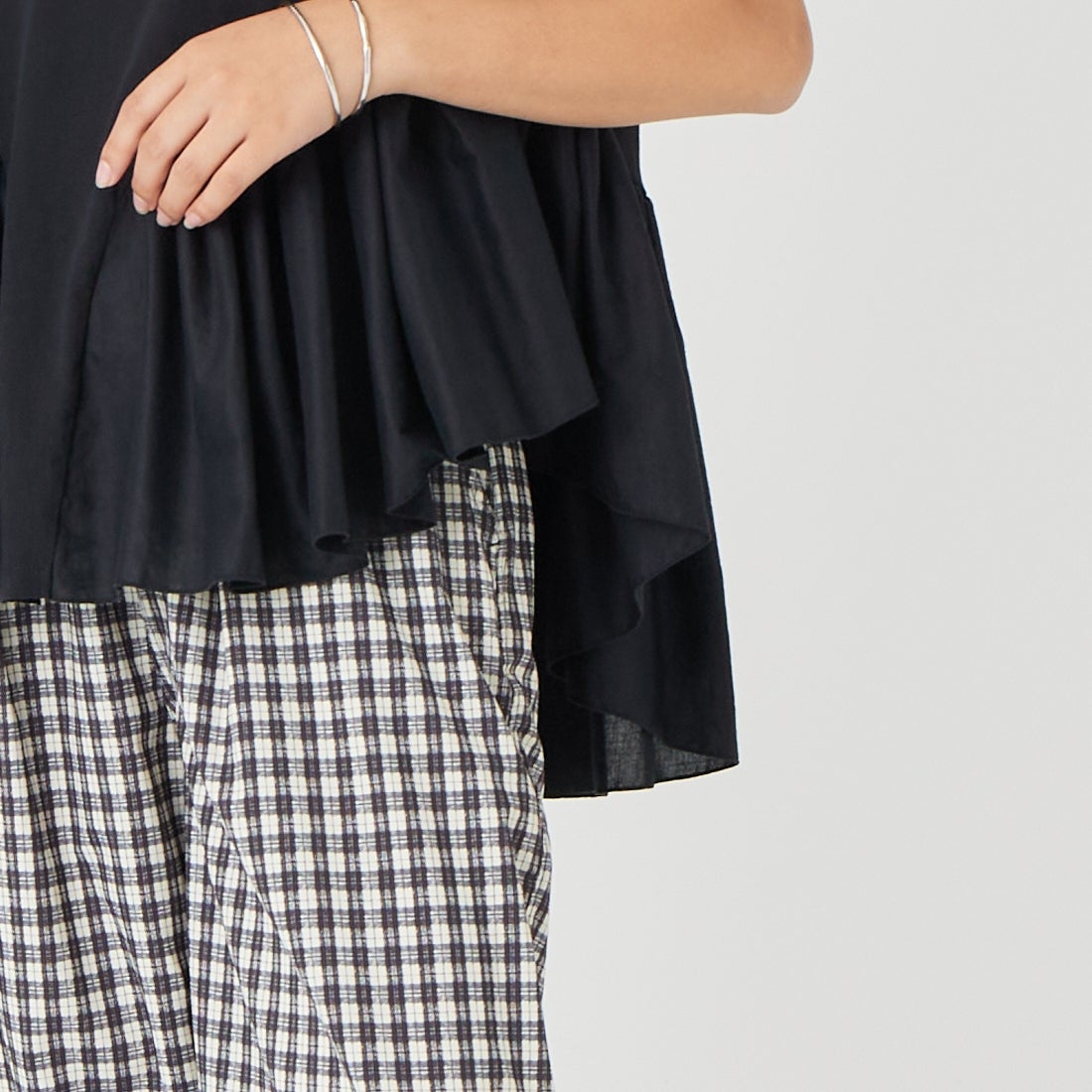 MICA&DEAL [マイカアンドディール] ドッキングフレアTシャツ [0126209138] BLACK &&モデル身長：162cm 着用サイズ：F&&