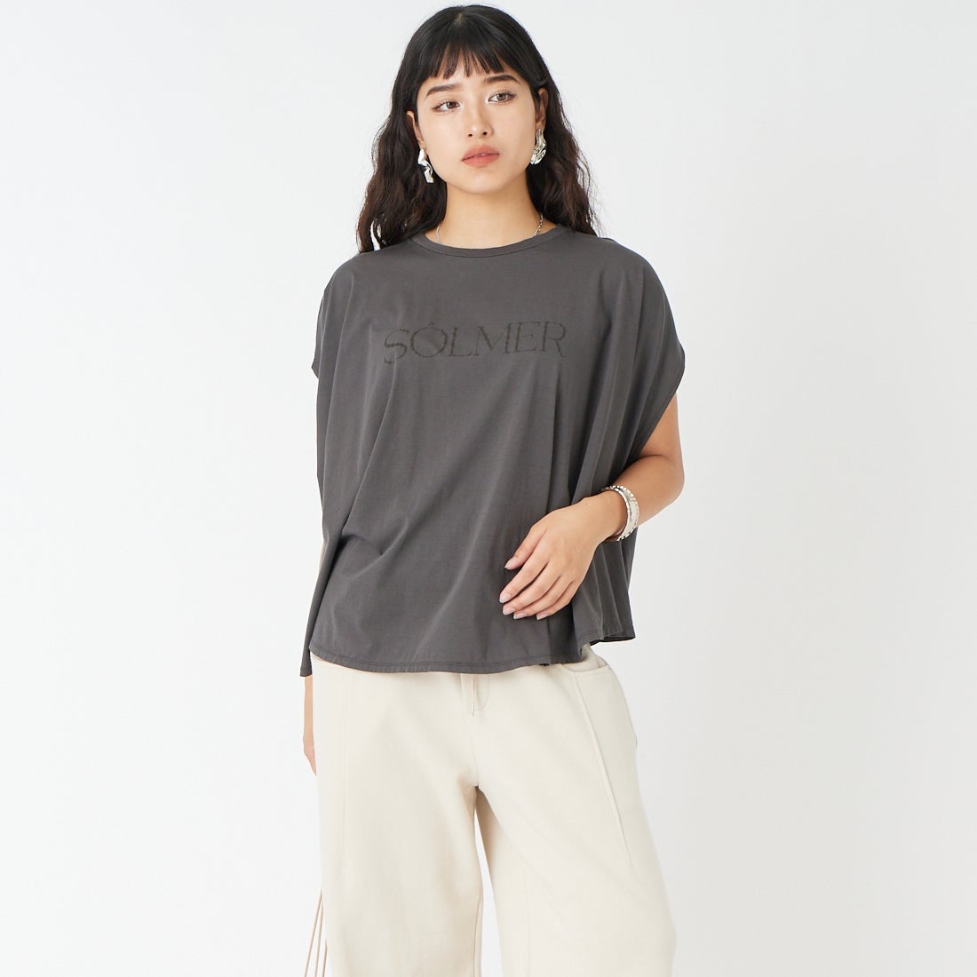 MICA&DEAL [マイカアンドディール] SOLMER プリントフレアTシャツ [0126209135] CHARCOAL &&モデル身長：162cm 着用サイズ：F&&