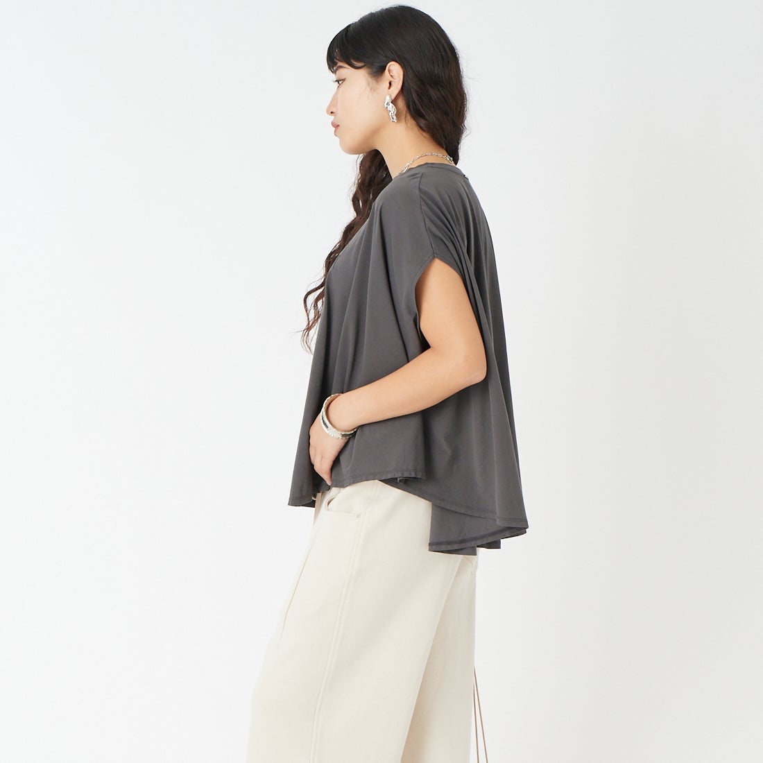 MICA&DEAL [マイカアンドディール] SOLMER プリントフレアTシャツ [0126209135] CHARCOAL &&モデル身長：162cm 着用サイズ：F&&
