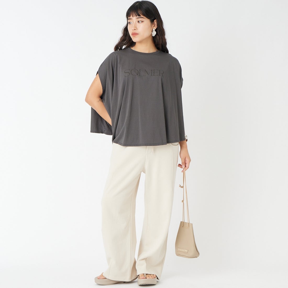 MICA&DEAL [マイカアンドディール] SOLMER プリントフレアTシャツ [0126209135] CHARCOAL &&モデル身長：162cm 着用サイズ：F&&