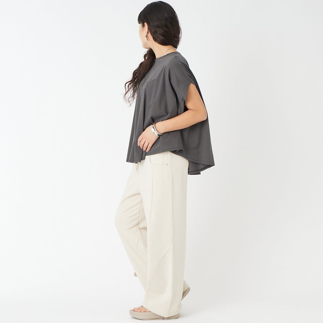 MICA&DEAL [マイカアンドディール] SOLMER プリントフレアTシャツ [0126209135] CHARCOAL &&モデル身長：162cm 着用サイズ：F&&