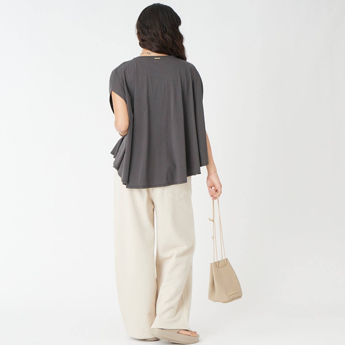 MICA&DEAL [マイカアンドディール] SOLMER プリントフレアTシャツ [0126209135] CHARCOAL &&モデル身長：162cm 着用サイズ：F&&