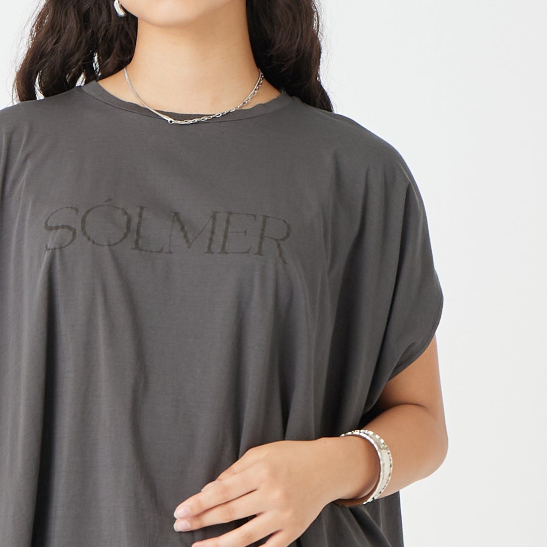 MICA&DEAL [マイカアンドディール] SOLMER プリントフレアTシャツ [0126209135] CHARCOAL &&モデル身長：162cm 着用サイズ：F&&