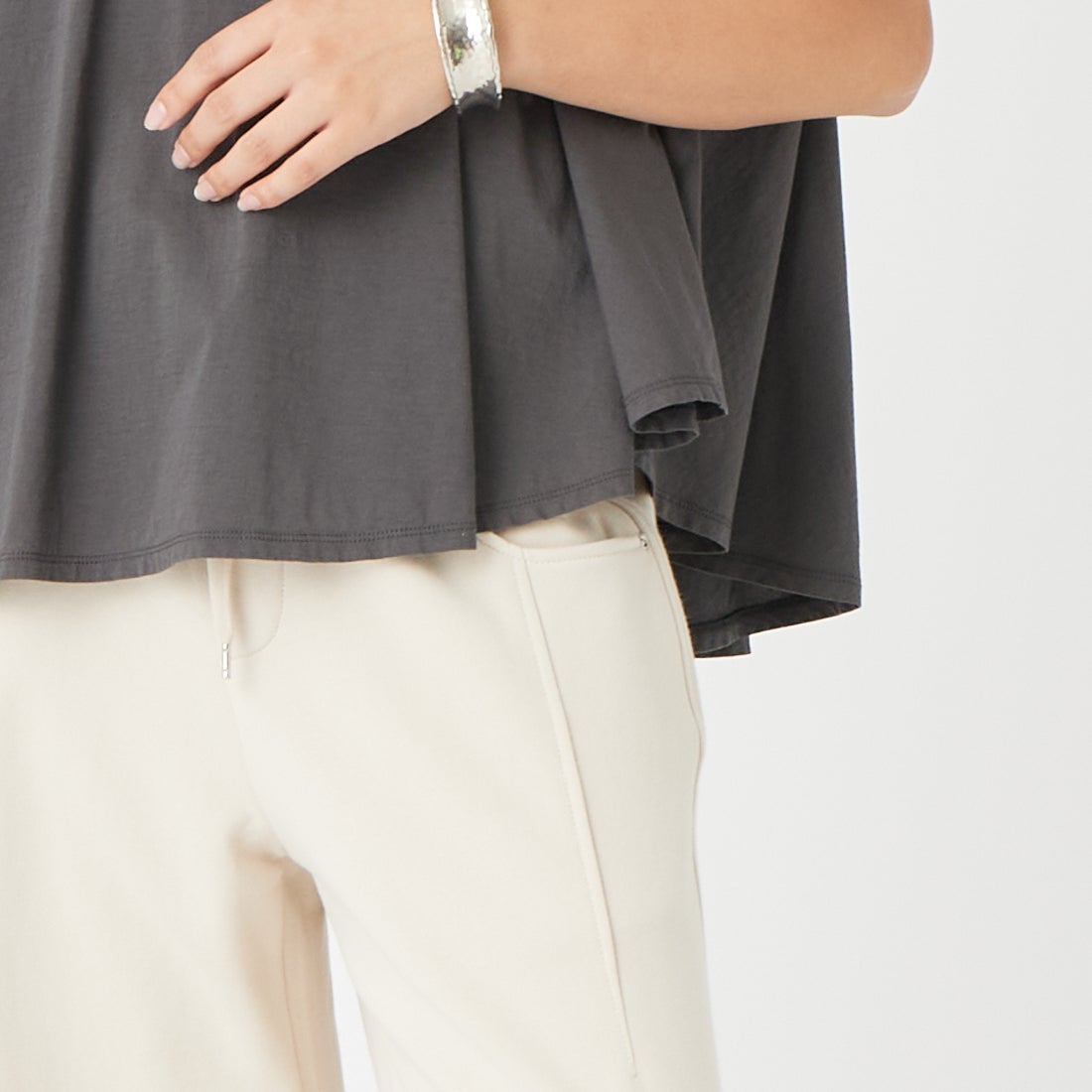 MICA&DEAL [マイカアンドディール] SOLMER プリントフレアTシャツ [0126209135] CHARCOAL &&モデル身長：162cm 着用サイズ：F&&
