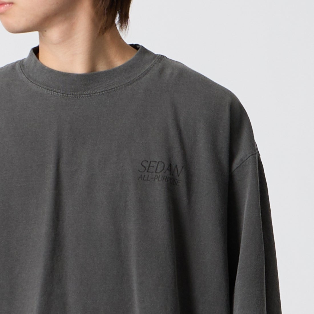 SEDAN ALL-PURPOSE [セダン オールパーパス] ガーメントダイショートスリーブTシャツ [SD26S-CT13] CHARCOAL &&モデル身長：177cm 着用サイズ：M&&