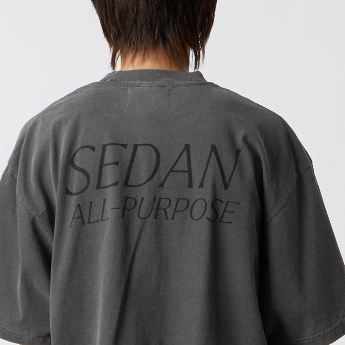 SEDAN ALL-PURPOSE [セダン オールパーパス] ガーメントダイショートスリーブTシャツ [SD26S-CT13] CHARCOAL &&モデル身長：177cm 着用サイズ：M&&