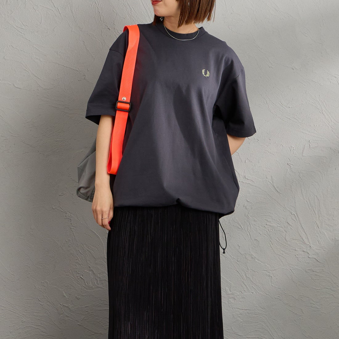 FRED PERRY [フレッドペリー] 別注 ワンポイントロゴ刺繍 ポンチドローコードTシャツ [FPM-26S-022JF] ANCHOR GRE &&モデル身長：159cm 着用サイズ：S&&