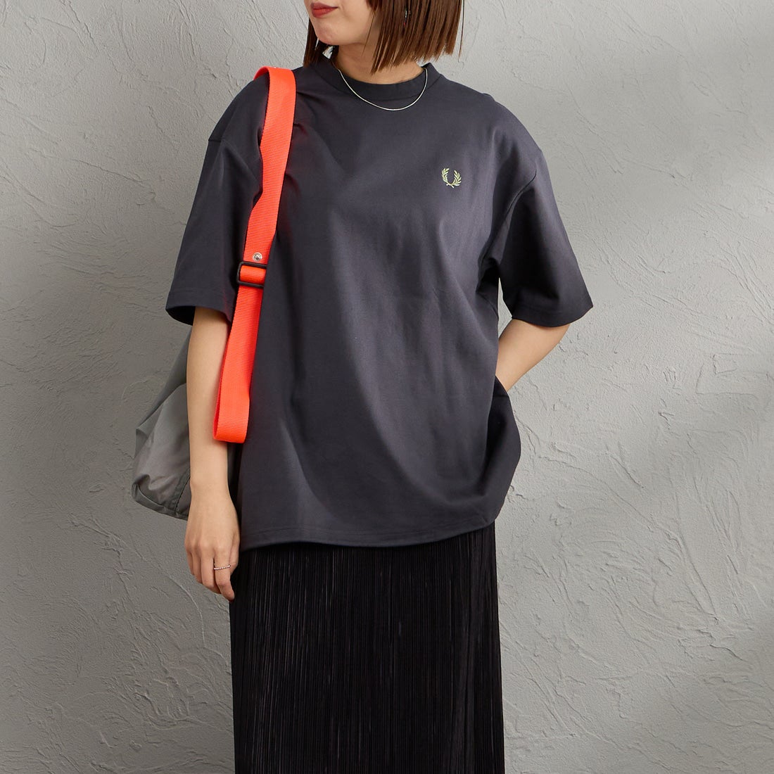 FRED PERRY [フレッドペリー] 別注 ワンポイントロゴ刺繍 ポンチドローコードTシャツ [FPM-26S-022JF] ANCHOR GRE &&モデル身長：159cm 着用サイズ：S&&