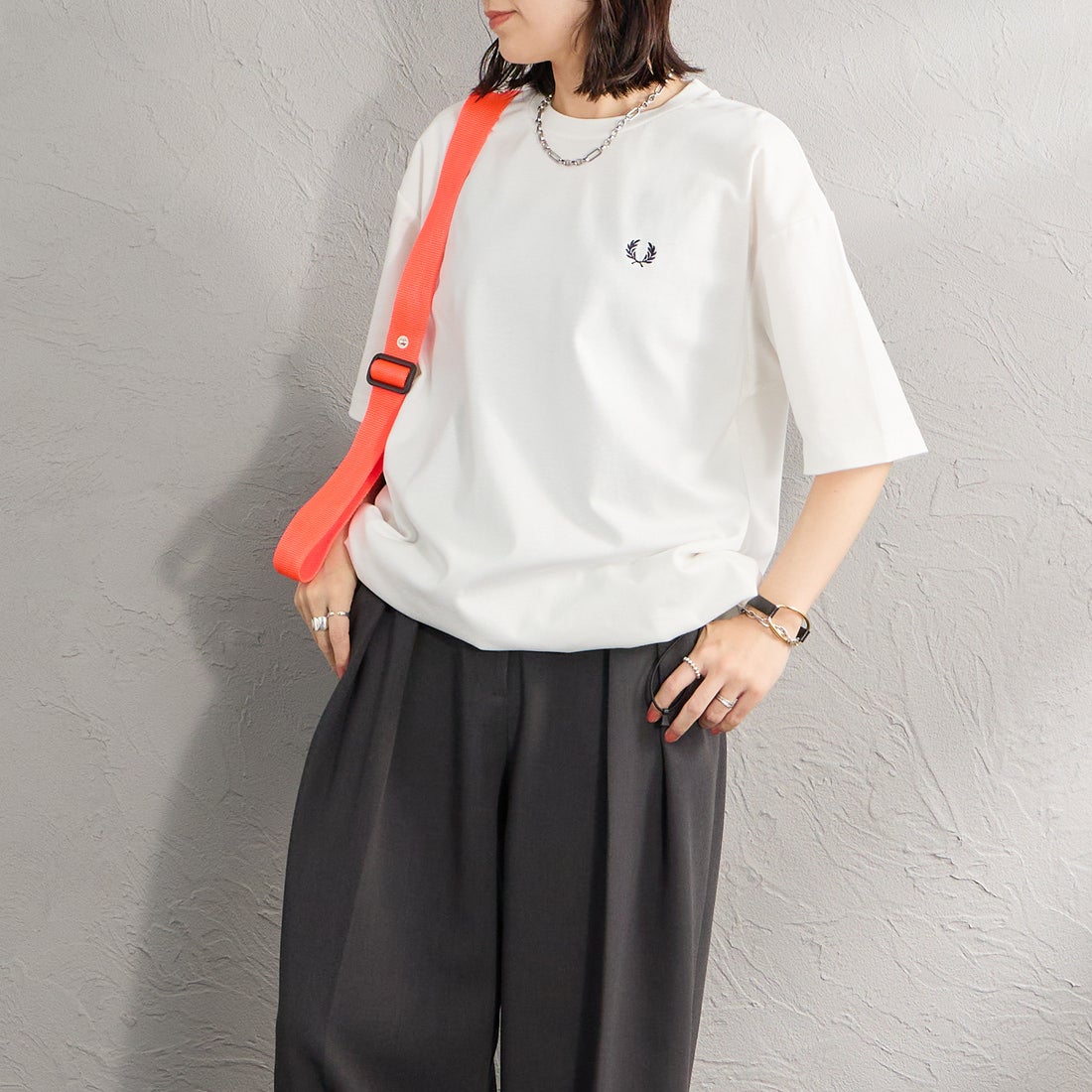 FRED PERRY [フレッドペリー] 別注 ワンポイントロゴ刺繍 ポンチドローコードTシャツ [FPM-26S-022JF] SNOW WHITE &&モデル身長：160cm 着用サイズ：S&&