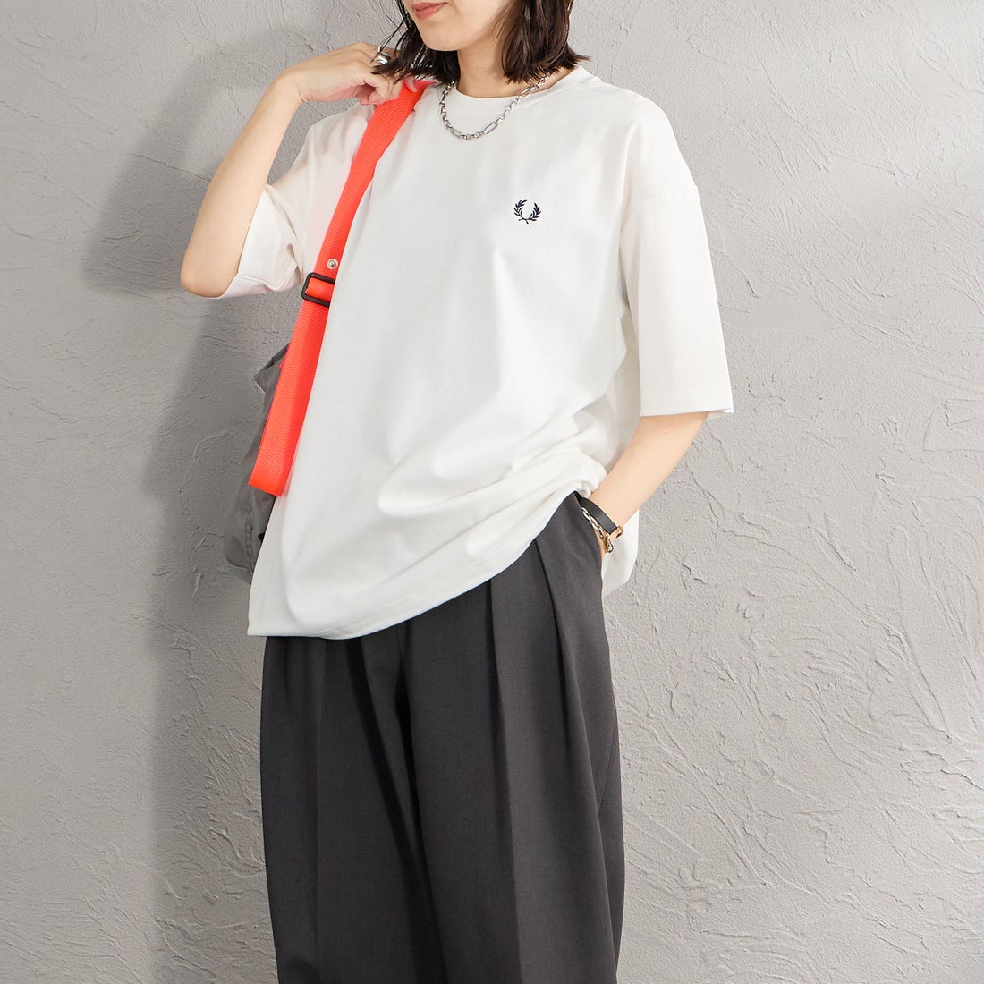 FRED PERRY [フレッドペリー] 別注 ワンポイントロゴ刺繍 ポンチドローコードTシャツ [FPM-26S-022JF] SNOW WHITE &&モデル身長：160cm 着用サイズ：S&&