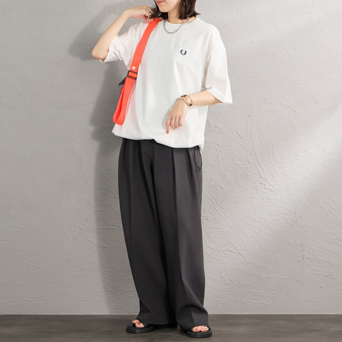 FRED PERRY [フレッドペリー] 別注 ワンポイントロゴ刺繍 ポンチドローコードTシャツ [FPM-26S-022JF] SNOW WHITE &&モデル身長：160cm 着用サイズ：S&&