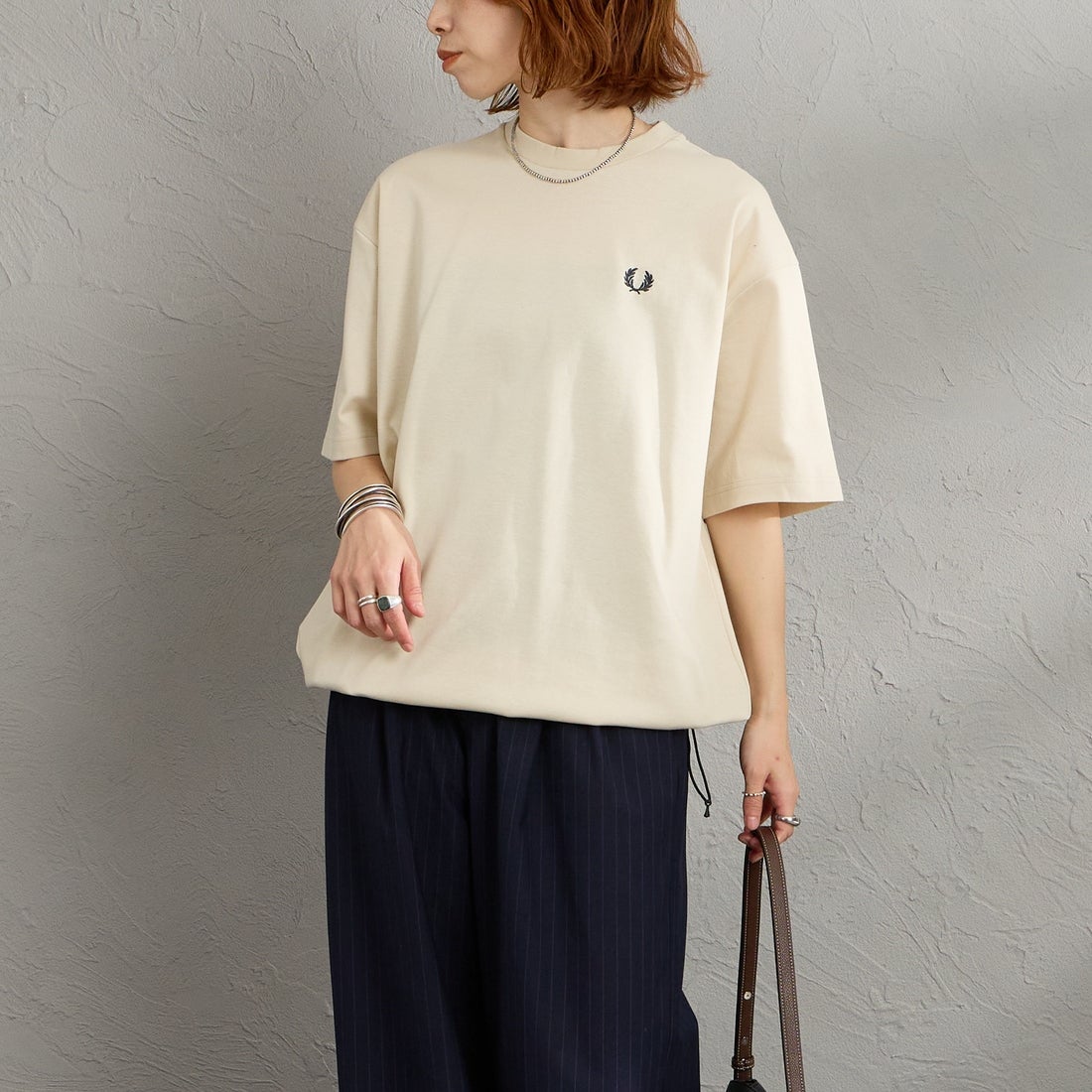 FRED PERRY [フレッドペリー] 別注 ワンポイントロゴ刺繍 ポンチドローコードTシャツ [FPM-26S-022JF] OATMEAL/AN &&モデル身長：158cm 着用サイズ：S&&