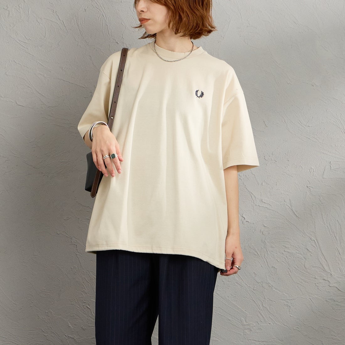 FRED PERRY [フレッドペリー] 別注 ワンポイントロゴ刺繍 ポンチドローコードTシャツ [FPM-26S-022JF] OATMEAL/AN &&モデル身長：158cm 着用サイズ：S&&