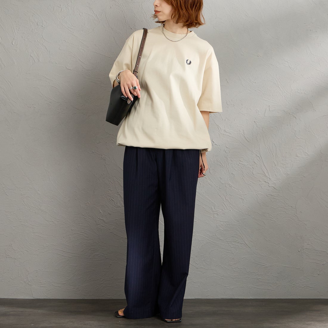 FRED PERRY [フレッドペリー] 別注 ワンポイントロゴ刺繍 ポンチドローコードTシャツ [FPM-26S-022JF] OATMEAL/AN &&モデル身長：158cm 着用サイズ：S&&