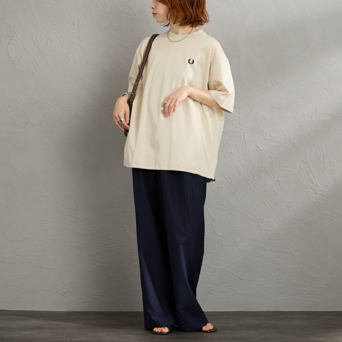 FRED PERRY [フレッドペリー] 別注 ワンポイントロゴ刺繍 ポンチドローコードTシャツ [FPM-26S-022JF] OATMEAL/AN &&モデル身長：158cm 着用サイズ：S&&