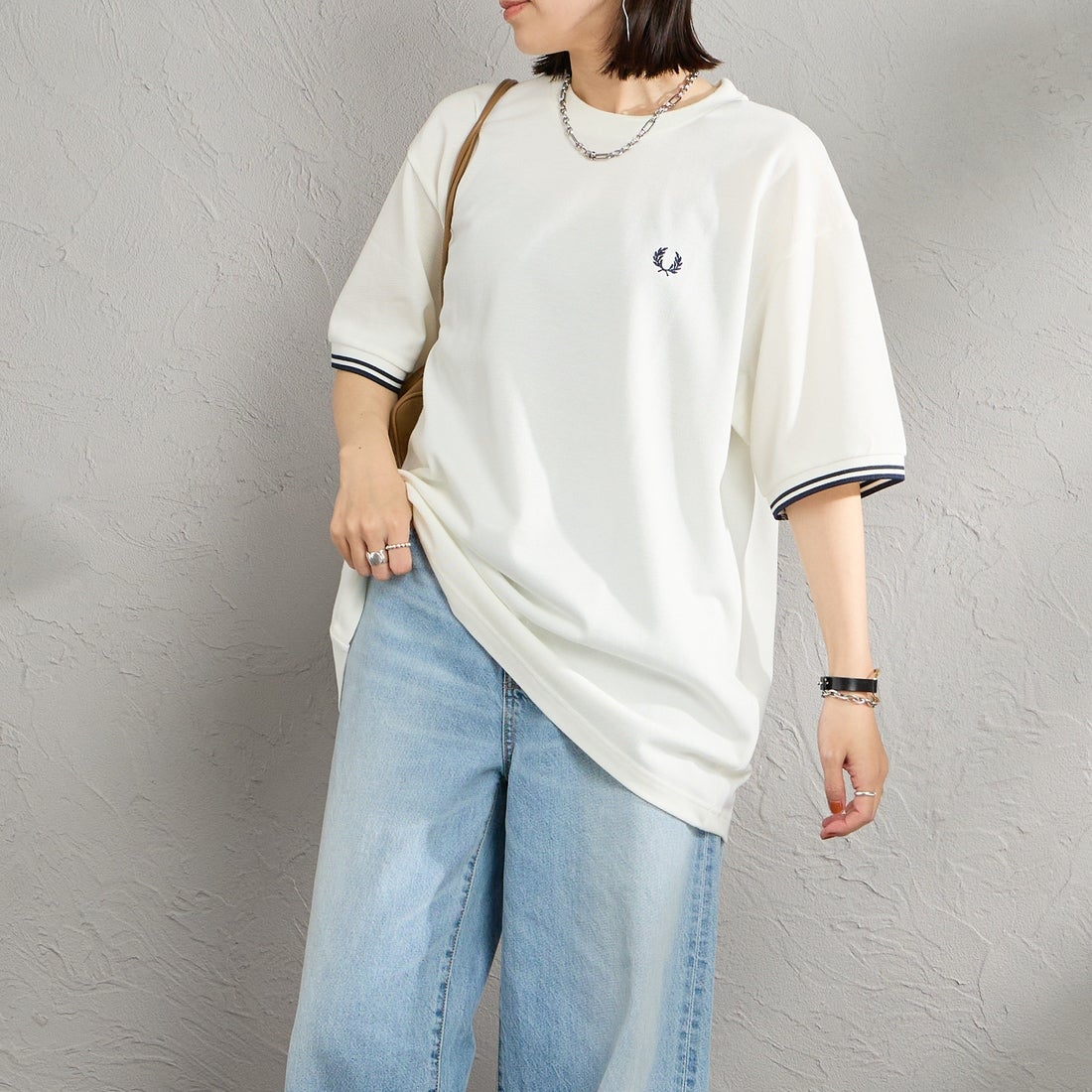 FRED PERRY [フレッドペリー] 別注 ツインティップライン ワイドシルエット鹿の子Tシャツ [FPM-26S-021JF] SNOW WHITE &&モデル身長：160cm 着用サイズ：S&&
