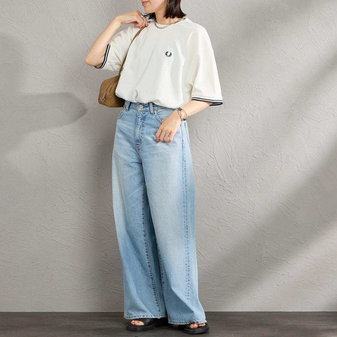 FRED PERRY [フレッドペリー] 別注 ツインティップライン ワイドシルエット鹿の子Tシャツ [FPM-26S-021JF] SNOW WHITE &&モデル身長：160cm 着用サイズ：S&& [フレッドペリー] 別注 ツインティップライン ワイドシルエット鹿の子Tシャツ [FPM-26S-021JF] OATMEAL/SN