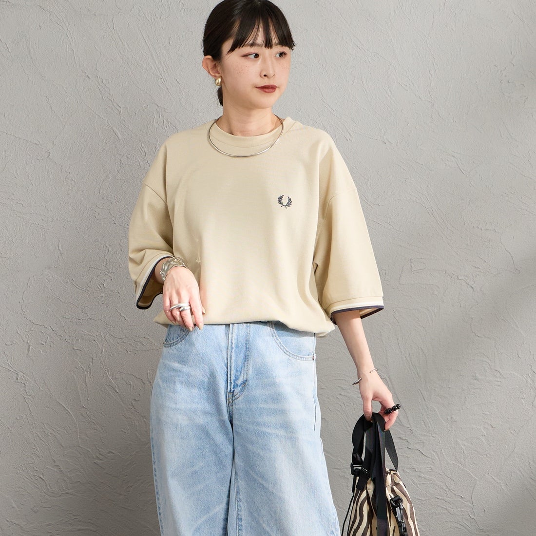 FRED PERRY [フレッドペリー] 別注 ツインティップライン ワイドシルエット鹿の子Tシャツ [FPM-26S-021JF] OATMEAL/SN &&モデル身長：150cm 着用サイズ：S&&