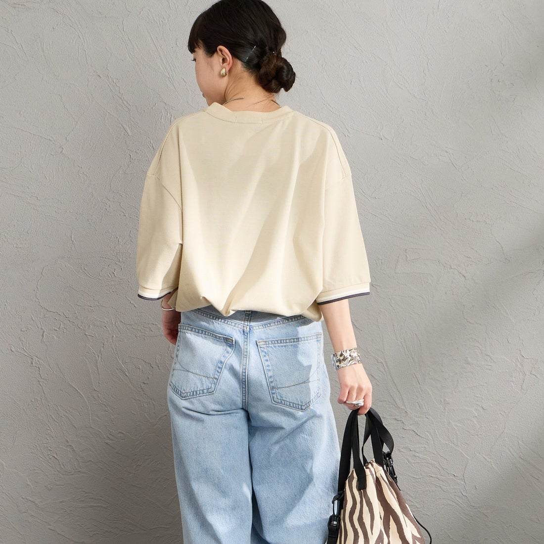 FRED PERRY [フレッドペリー] 別注 ツインティップライン ワイドシルエット鹿の子Tシャツ [FPM-26S-021JF] OATMEAL/SN &&モデル身長：150cm 着用サイズ：S&&