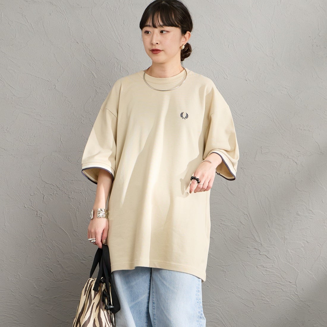 FRED PERRY [フレッドペリー] 別注 ツインティップライン ワイドシルエット鹿の子Tシャツ [FPM-26S-021JF] OATMEAL/SN &&モデル身長：150cm 着用サイズ：S&&