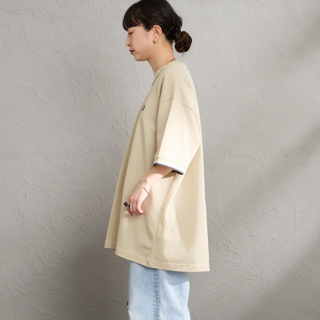 FRED PERRY [フレッドペリー] 別注 ツインティップライン ワイドシルエット鹿の子Tシャツ [FPM-26S-021JF] OATMEAL/SN &&モデル身長：150cm 着用サイズ：S&&
