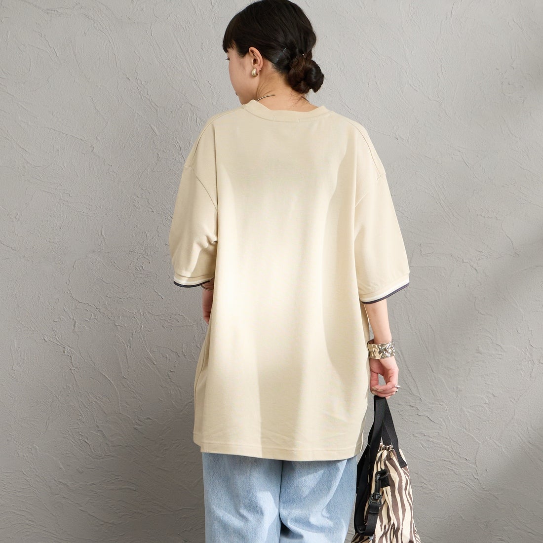 FRED PERRY [フレッドペリー] 別注 ツインティップライン ワイドシルエット鹿の子Tシャツ [FPM-26S-021JF] OATMEAL/SN &&モデル身長：150cm 着用サイズ：S&&