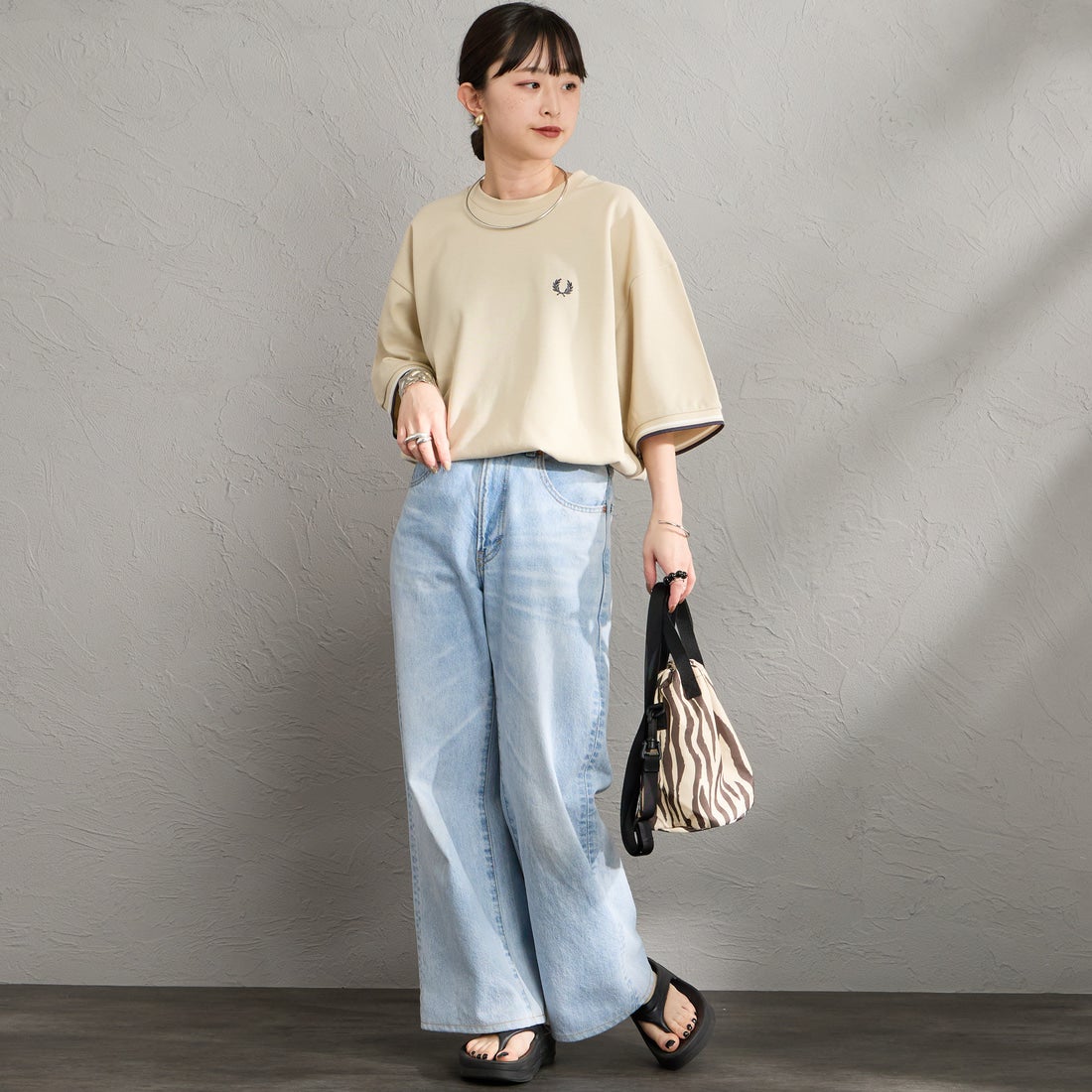 FRED PERRY [フレッドペリー] 別注 ツインティップライン ワイドシルエット鹿の子Tシャツ [FPM-26S-021JF] OATMEAL/SN &&モデル身長：150cm 着用サイズ：S&&