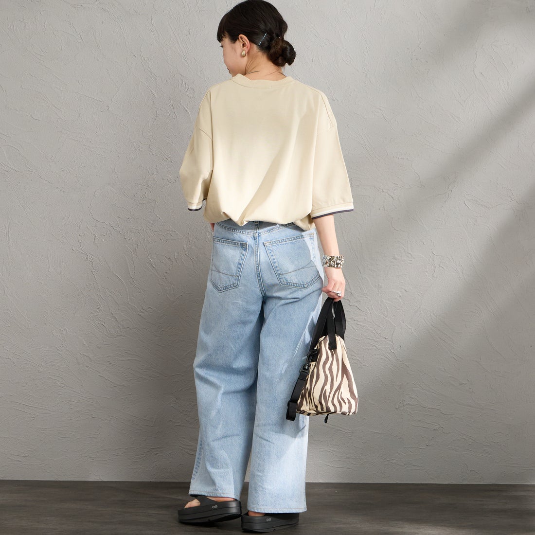 FRED PERRY [フレッドペリー] 別注 ツインティップライン ワイドシルエット鹿の子Tシャツ [FPM-26S-021JF] OATMEAL/SN &&モデル身長：150cm 着用サイズ：S&&