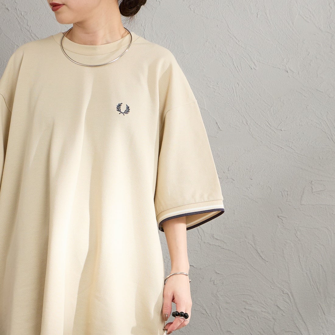 FRED PERRY [フレッドペリー] 別注 ツインティップライン ワイドシルエット鹿の子Tシャツ [FPM-26S-021JF] OATMEAL/SN &&モデル身長：150cm 着用サイズ：S&&
