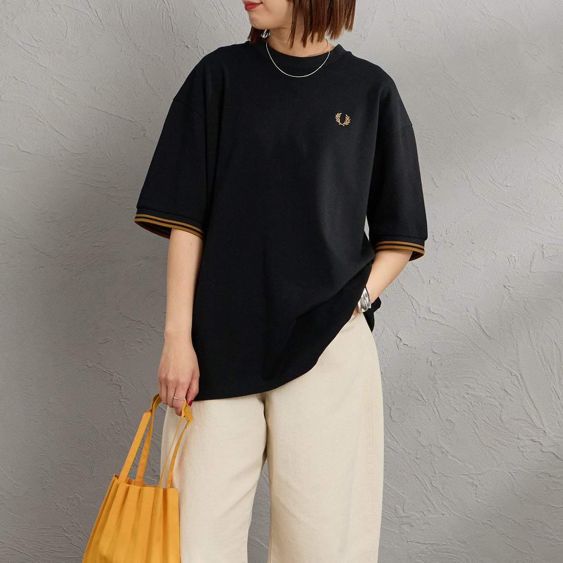 FRED PERRY [フレッドペリー] 別注 ツインティップライン ワイドシルエット鹿の子Tシャツ [FPM-26S-021JF] BLACK/DARK &&モデル身長：159cm 着用サイズ：S&&