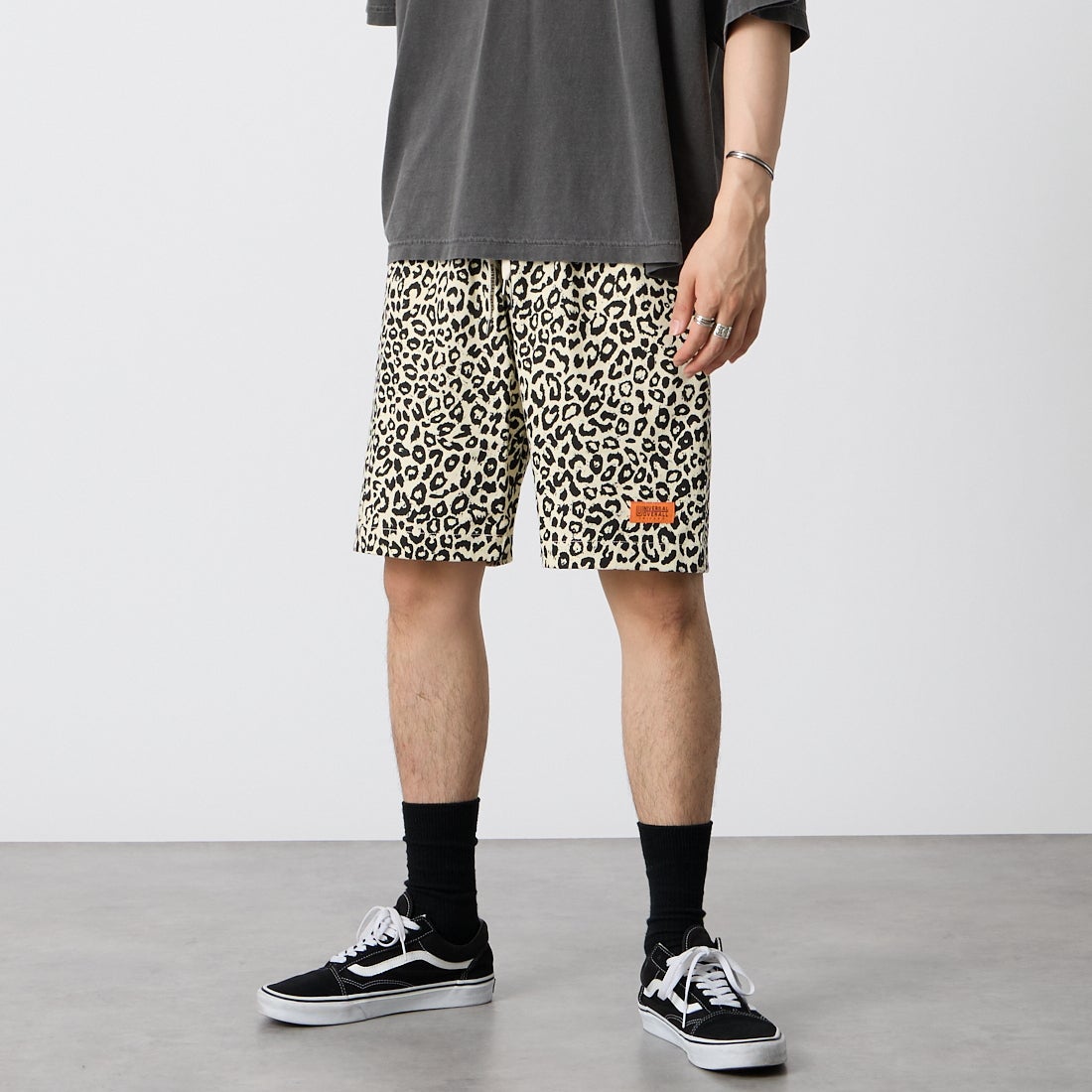 UNIVERSAL OVERALL [ユニバーサルオーバーオール] 別注 シェフショーツ [U2611657IN-JF] LEOPARD WH &&モデル身長：177cm 着用サイズ：M&&