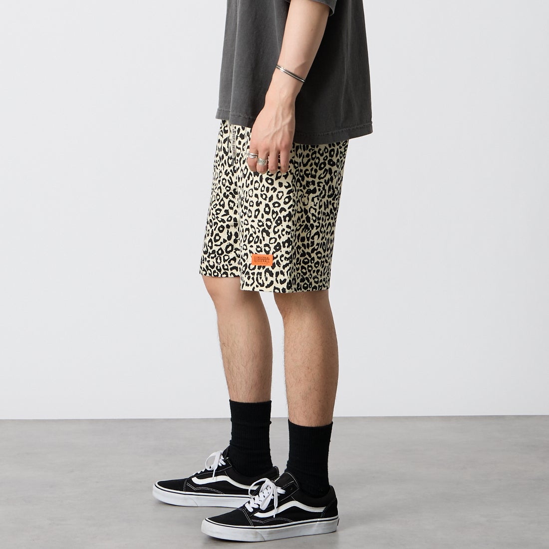 UNIVERSAL OVERALL [ユニバーサルオーバーオール] 別注 シェフショーツ [U2611657IN-JF] LEOPARD WH &&モデル身長：177cm 着用サイズ：M&&