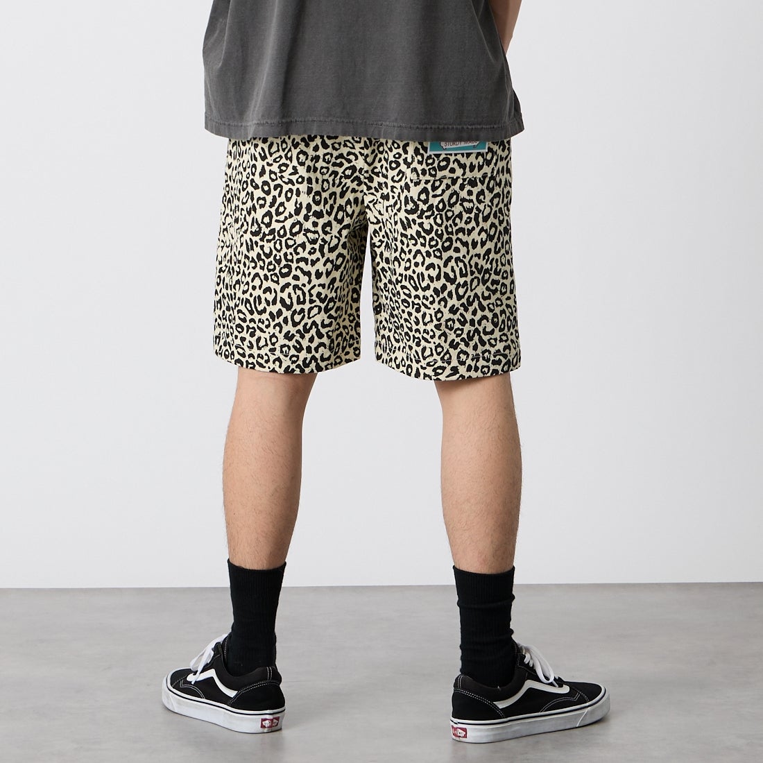 UNIVERSAL OVERALL [ユニバーサルオーバーオール] 別注 シェフショーツ [U2611657IN-JF] LEOPARD WH &&モデル身長：177cm 着用サイズ：M&&