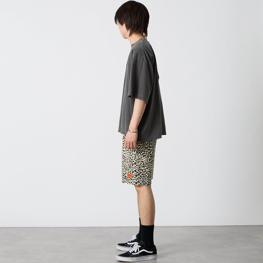 UNIVERSAL OVERALL [ユニバーサルオーバーオール] 別注 シェフショーツ [U2611657IN-JF] LEOPARD WH &&モデル身長：177cm 着用サイズ：M&&